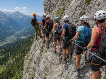 Gruppe am Klettersteig am Burgfelsen in Ladis